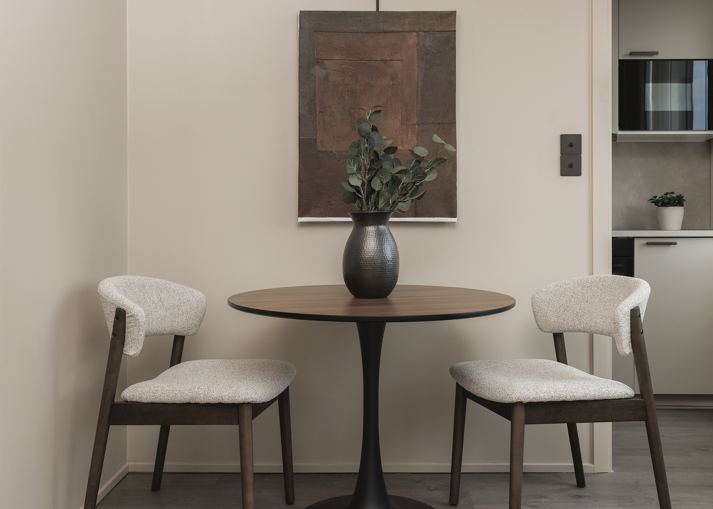 Round dining table and two chairs in Mera's Sofiankatu home